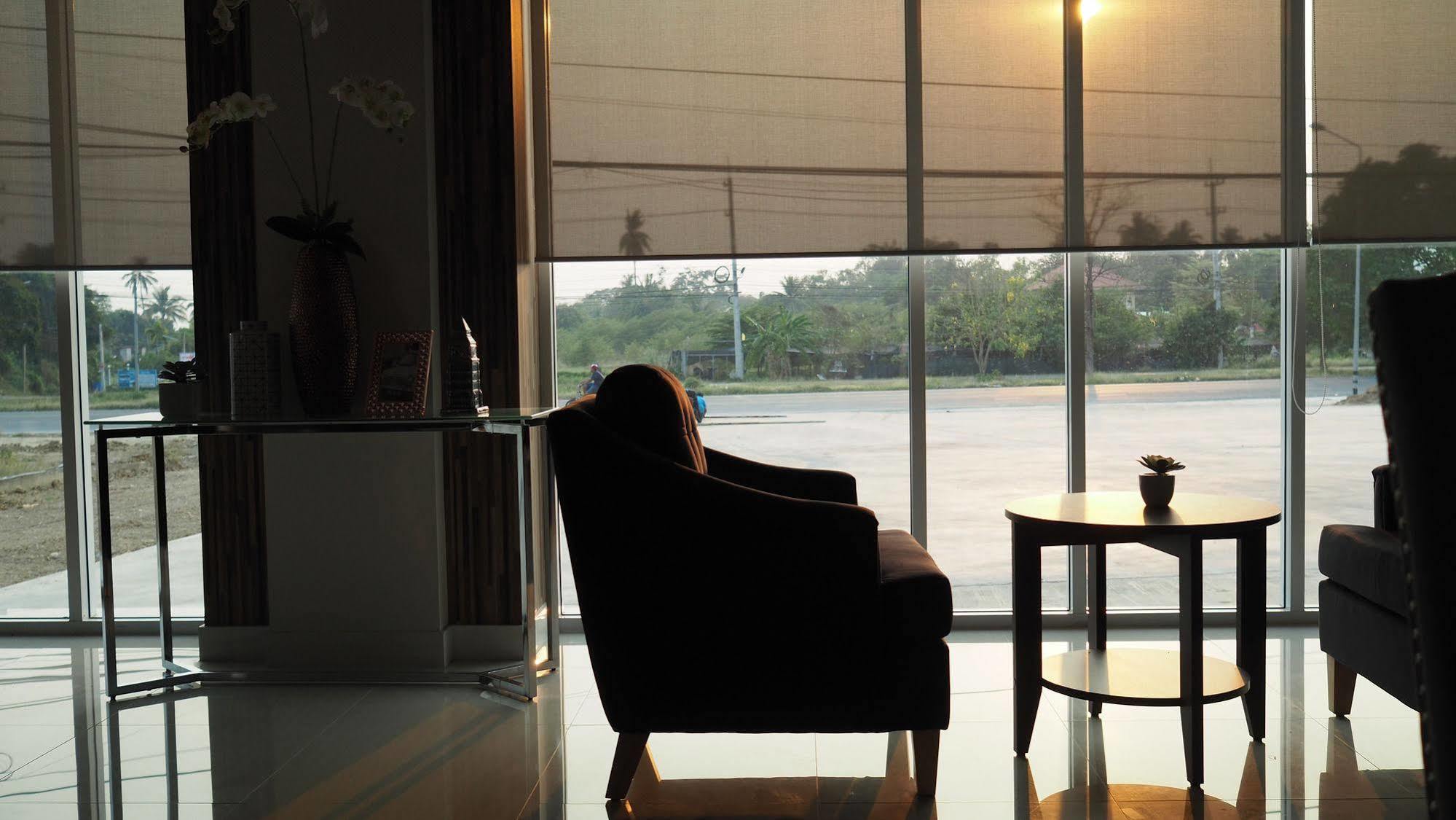 Chaisaeng Villa Singburi Extérieur photo